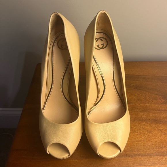 Gucci platform pumps sz 7. Very versatile beige/natural color. Great condition - Picture 1 of 4